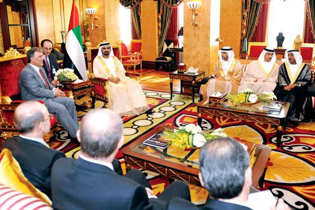 "محمد بن راشد وعبدالله غول خلال جلسة المباحثات بحضور حمدان بن محمد وعبدالله بن زايد وأحمد بن سعيد"