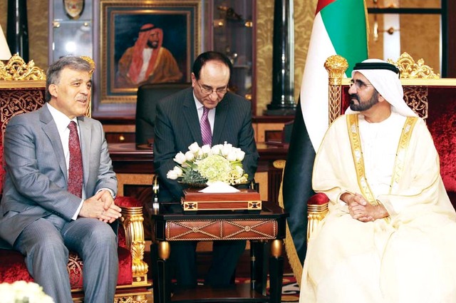 "محمد بن راشد وعبدالله غول خلال جلسة المباحثات"