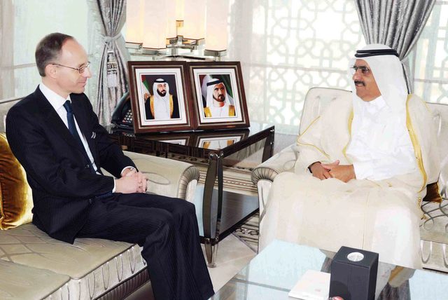 "حمدان بن راشد لدى استقباله الوزير"