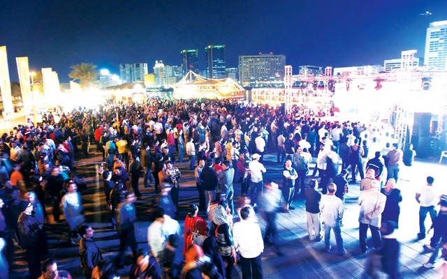 "رواد المهرجان في متابعة واستمتاع"