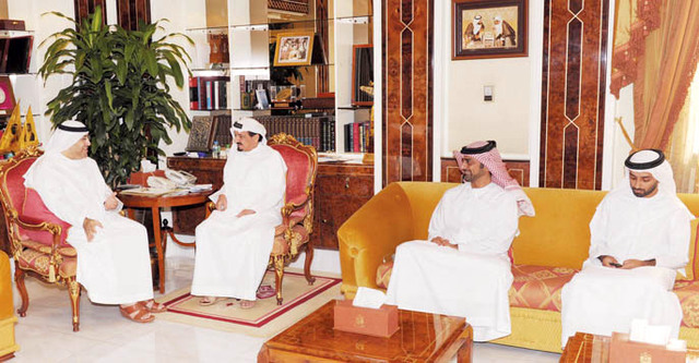 "حاكم عجمان وولي عهده خلال لقائهما العويس"