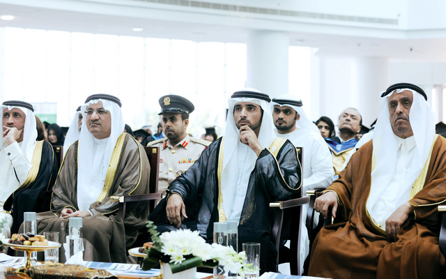 ".. وسموه يسلم شهادة التخرج لخريجه"