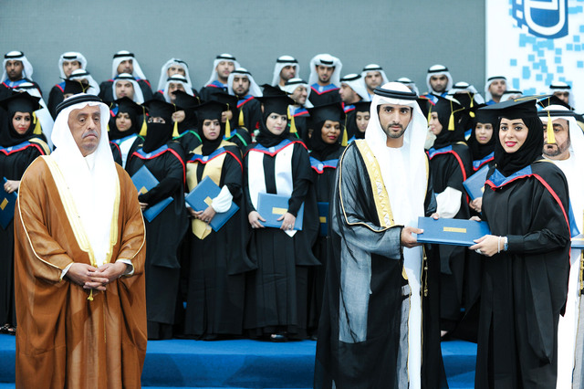 "ولي عهد دبي يسلم شهادة التخرج لإحدى الخريجات"