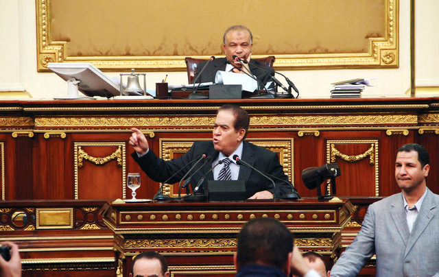 "الجنزوري متحدثا امام نواب مجلس الشعب المصري"