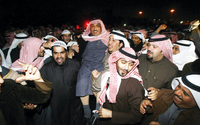 "النائب المعارض مسلم البراك محمولا من قبل مناصريه بعد اعلان فوزه"