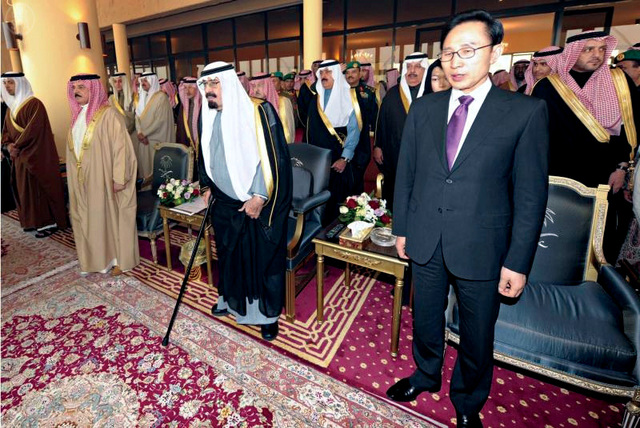 "يحضر افتتاح مهرجان الجنادرية السعودي وإلى جانبه خادم الحرمين"