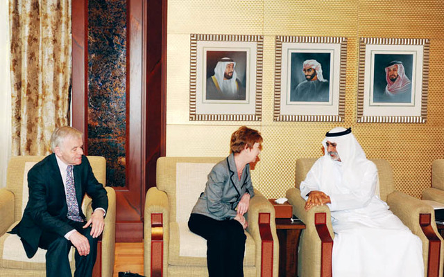 "نهيان بن مبارك خلال استقباله مستشارة الرئيس الايرلندي"