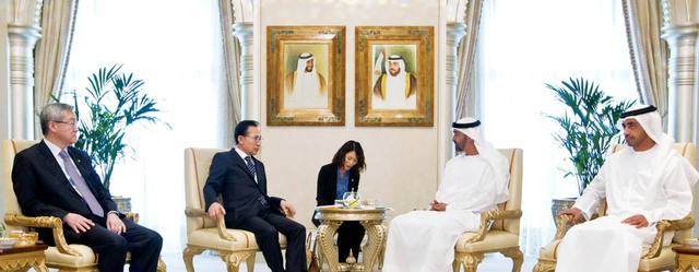 "محمد بن زايد خلال لقائه الرئيس الكوري الجنوبي بحضور عبدالله بن زايد ووزير الخارجية والتجارة الكوري"