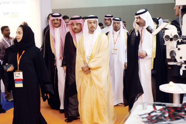 "سلطان بن طحنون يتفقد المؤتمر"