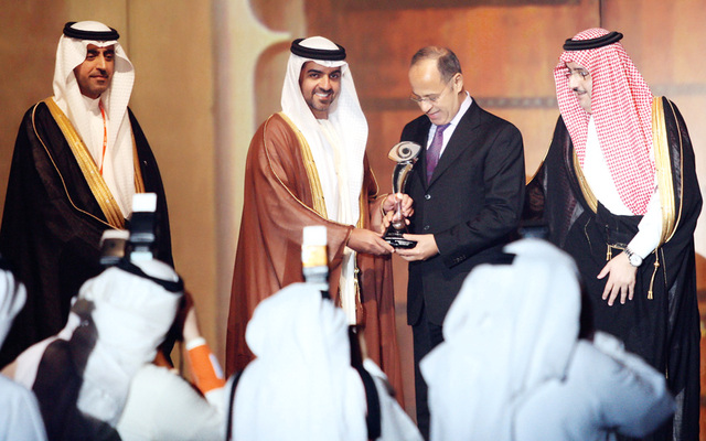 "حامد بن زايد خلال تكريم أحد الأطباء المشاركين في المؤتمر"
