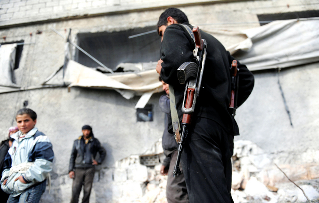 "جندي منشق في أحد شوارع داخل مدينة ادلب"