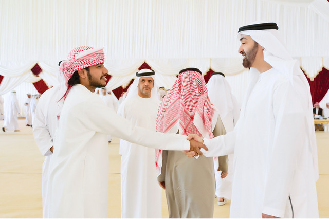 "ولي عهد أبوظبي يصافح أحد المواطنين"
