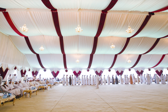 "جموع المواطنين من كافة أنحاء الدولة قدموا للسلام على ولي عهد أبوظبي"