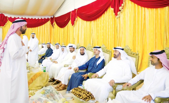 "ولي عهد ابوظبي يستمع الى احد المواطنين بحضور عمار النعيمي وهزاع وحامد بن زايد ونهيان بن مبارك"
