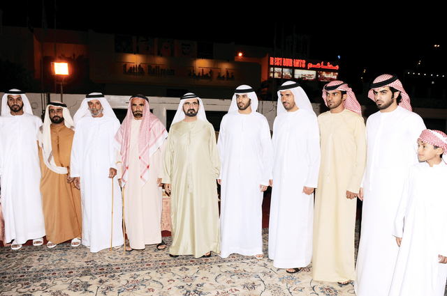 "محمد بن راشد يتوسط العريس ووالده وعددا من الحضور"