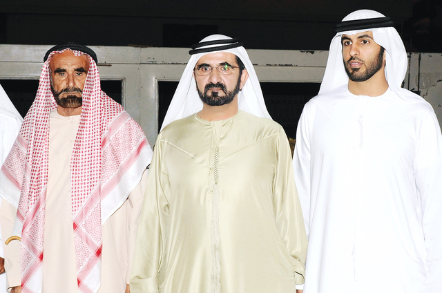 "نائب رئيس الدولة يتوسط العريس ووالده"