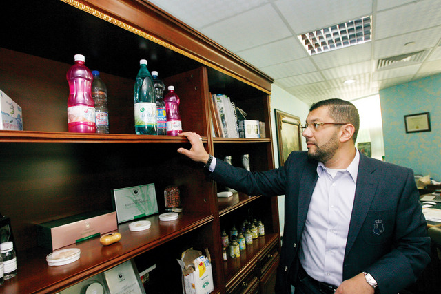 "د. أحمد فيصل وامامه عدد من منتجات الشركة"