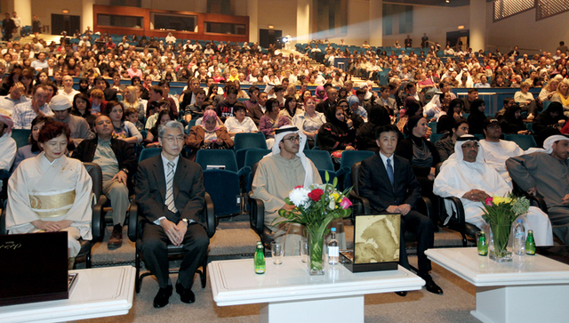 "عبدالله بن زايد يتوسط الحضور في الحفل الياباني"