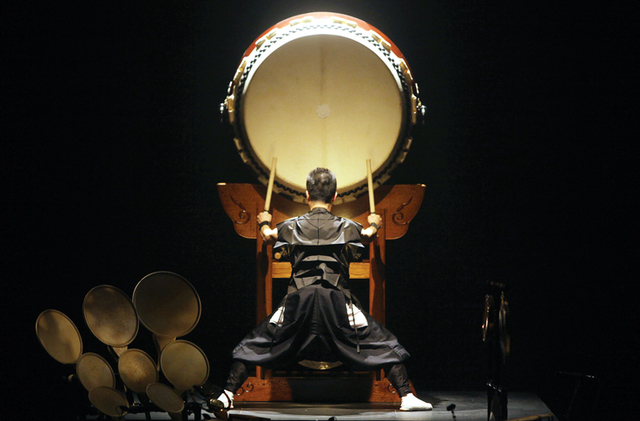 "هاياشي يعزف على التايغو"