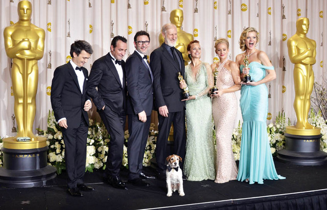 "مخرج وأبطال فيلم «الفنان» في لقطة تذكارية خلال حفل الأوسكار"