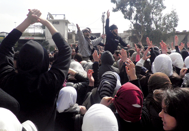 "معارضون للنظام يهتفون ضد الرئيس السوري أثناء تشييع جنازة في كفرسوسة"