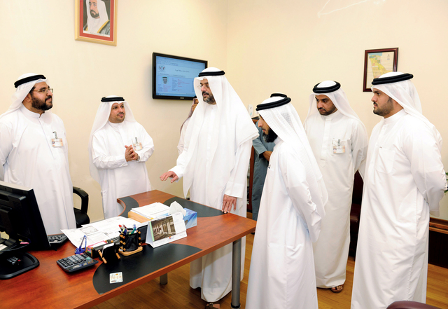 ".. وسموه خلال تفقده دائرة التسجيل العقاري"