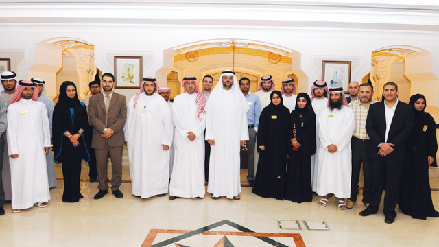 "ولي عهد الشارقة  في لقطة جماعية مع موظفي  دائرة التنمية الاقتصادية"