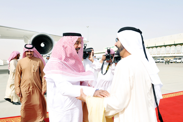 "خليفة يصافح محمد بن راشد بحضور أحمد جمعة الزعابي"