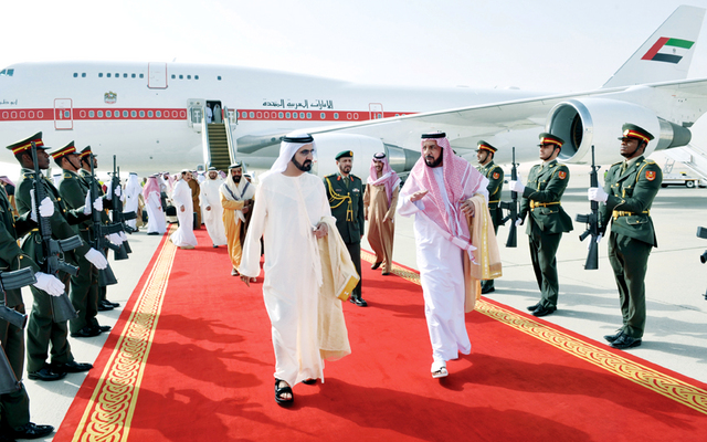 "خليفة لدى عودته إلى البلاد وفي استقباله محمد بن راشد"