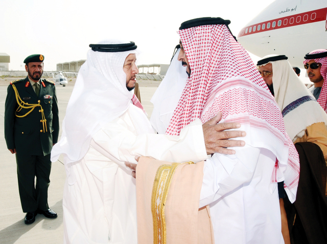 "رئيس الدولة وفي استقباله سلطان بن زايد"