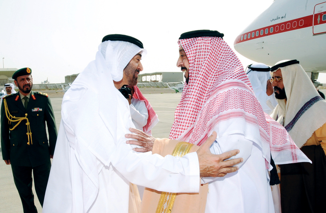 "خليفة يصافح محمد بن زايد"