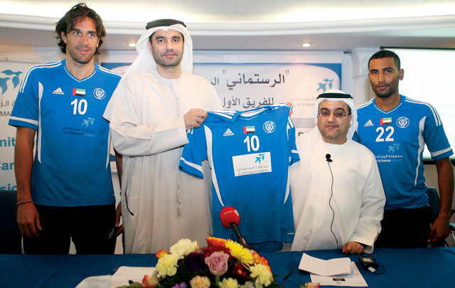 "أحمد خوري يقدم قميص النصر لمروان الرستماني"