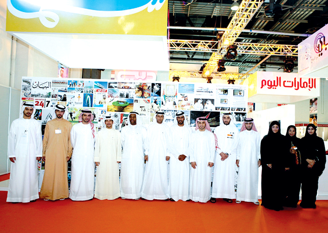 "مجموعة من مدراء مؤسسة دبي للإعلام في جناح المؤسسة بمعرض الإمارات للوظائف  2012"
