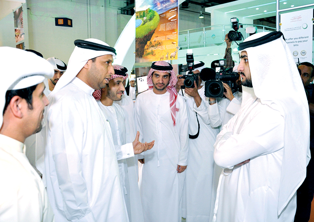 "مكتوم بن محمد يستمع الى شرح من أحمد الحمادي"