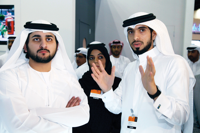 ".. وسموه يستمع الى شرح من مسؤولي وزارة المالية عن مشاركتهم"