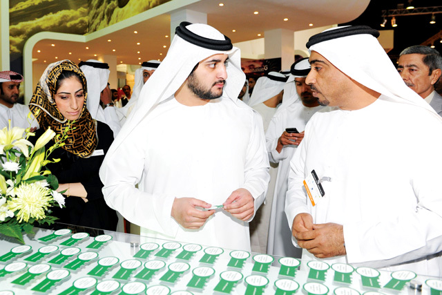 "..و سموه يستمع الى شرح عن هيئة كهرباء ومياه دبي من الدكتور يوسف ابراهيم الأكرف"