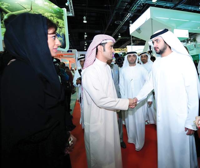 "نائب حاكم دبي متفقداً جناح مجموعة الإمارات وفي استقباله ناصر بن خرباش"