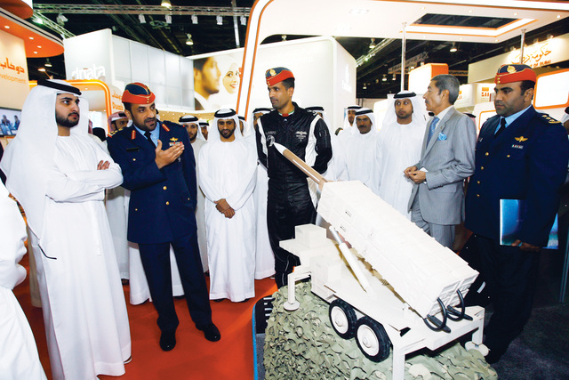 "مكتوم بن محمد يستمع إلى شرح حول برامج قوات الدفاع الجوي لتوظيف وتدريب الشباب المواطنين"