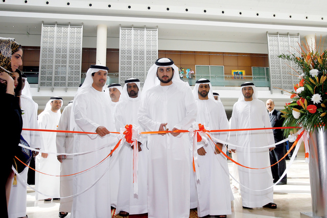 "مكتوم بن محمد خلال افتتاحه معرض الامارات للوظائف امس في دبي"