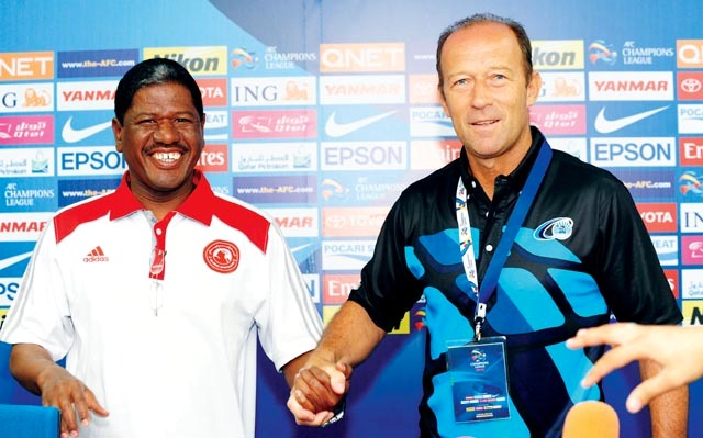 "كالديرون وسعد خلال المؤتمر الصحافي"
