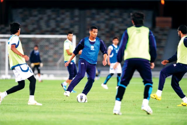 "جانب من تدريبات بني ياس في مدينة زايد الرياضية استعداداً للعربي"