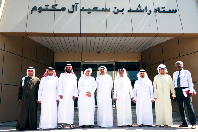 "خليفة الجرمن وأحمد الشريف في لقطة تذكارية أمام الاستاد"