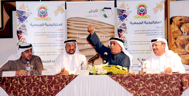 "ضاحي خلفان خلال ترؤسه اجتماع الجمعية العمومية"