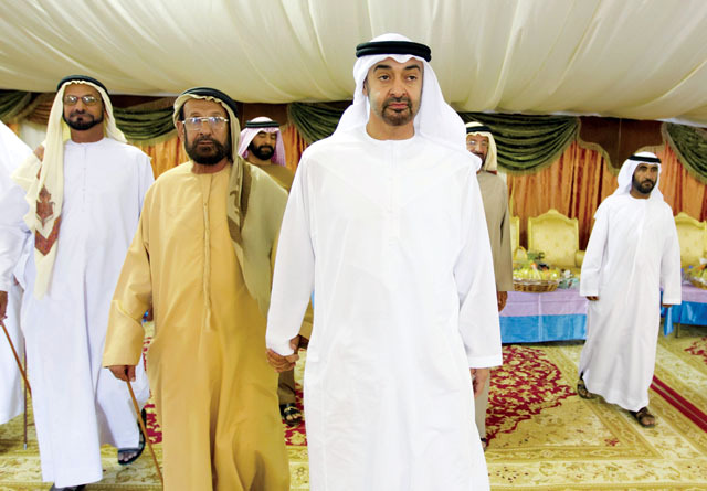 "محمد بن زايد خلال تقديم العزاء في وفاة حمد الأحبابي بالفقع"