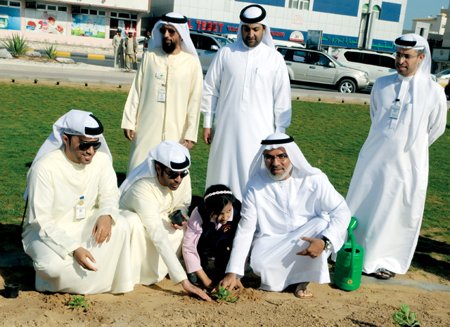 "أحمد عبدالرزاق خلال غرس أشجار النيم"