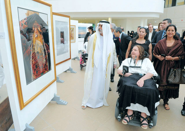 "..ويطلع على أعمال الفنانة بندك خلال افتتاح المعرض"