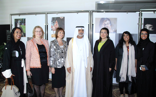 "نهيان يتوسط عدد من المشاركات في الاحتفال"