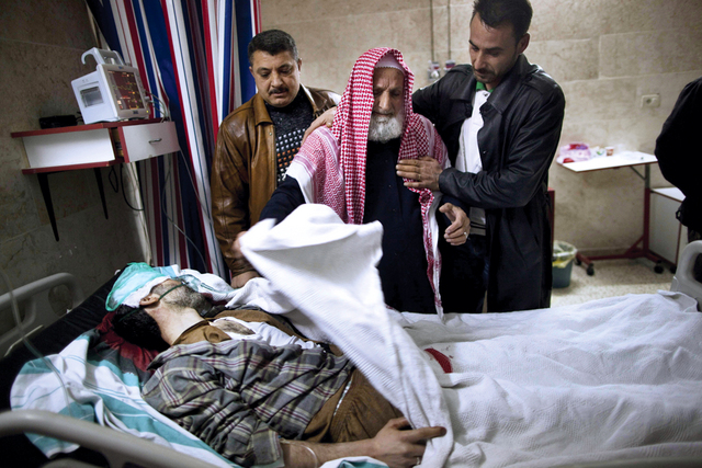 "عائلة تنخرط في نوبة بكاء بعد وفاة أحد أفرادها برصاص الأمن في إدلب"