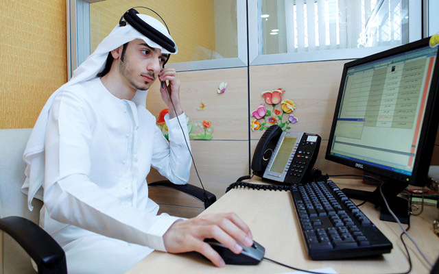 "موظف بدالة محاكم دبي يرد على اتصال المراجعين"