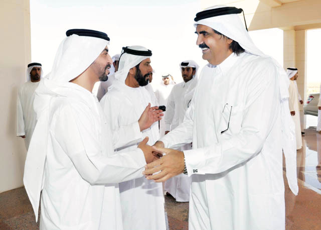 "أمير قطر يصافح حمدان بن زايد بحضور طحنون بن محمد"